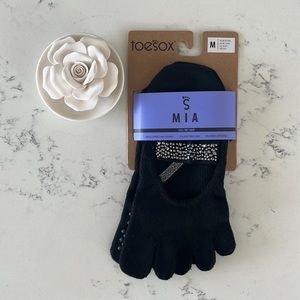 Toesox Black color Mia Full Toe Grip Socks
